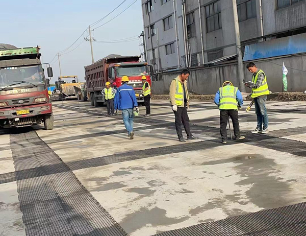 金银川路街道老材料的新故事：玻璃纤维土工格栅如何在‘白改黑’浪潮中重获新生？