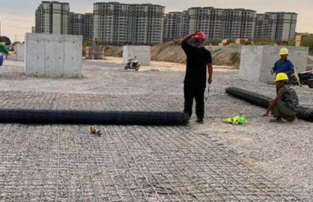 金银川路街道土工格栅铺设前地基要怎么处理？